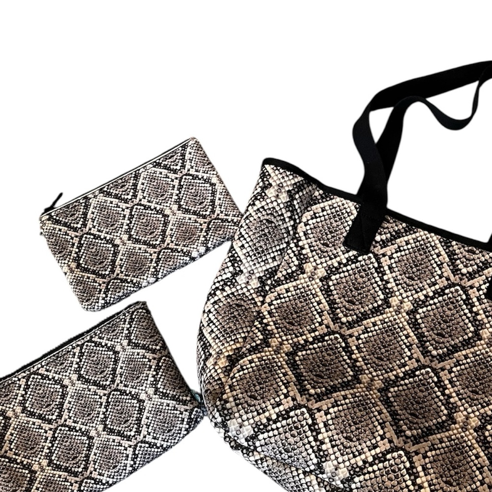 🆕 Tommy Bahama Black, Beige Gray Snake Print Tote 3 piece Set like new